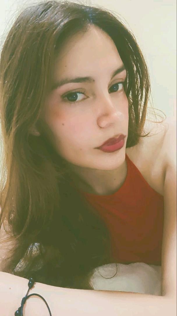 Luciana, de Ecuador, chica online en Dale Chat