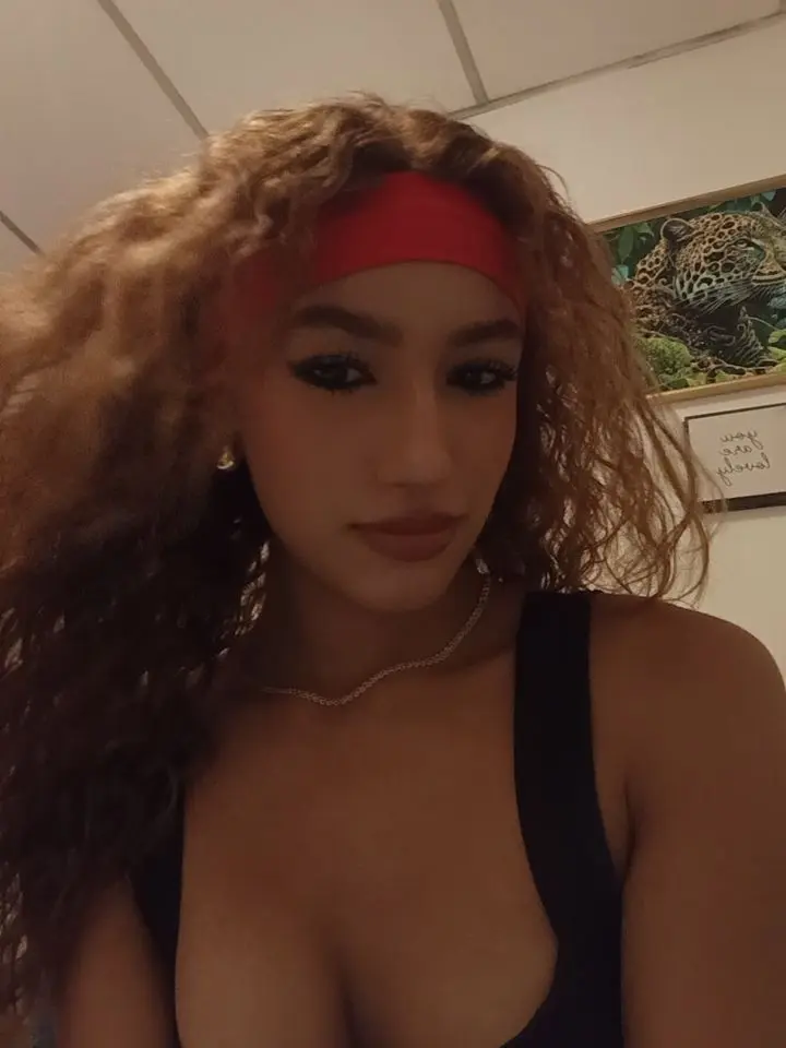 Selen, de Panamá, chica online en Dale Chat
